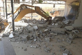 بلدية جنين تواصل إزالة التعديات في شارع الناصرة