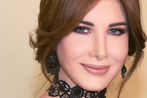 بالفيديو.. نانسي عجرم ترضع طفلاً.. وتغني مع هذا النجم!