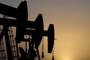 النفط يرتفع بعد بيانات غير متوقعة حول مخزونات الخام الأمريكية