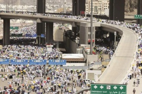 حجاج بيت الله يواصلون رمي الجمرات والمتعجلون يغادرون