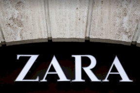 غضب كبير من "ZARA": إعلان ملابسها الجديدة شبيه بأكفان ضحايا الحرب على غزة (صور)