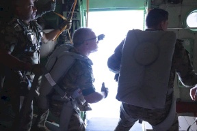 صور| الملك عبد الله يشارك في عمليات الإنزال الجوي للمساعدات لأهل غزة