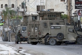 الاحتلال يعتقل أسيراً محرراً بعد محاصرة منزل في نابلس 