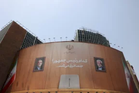 الإيرانيون يصوتون لحسم السباق الرئاسي بين جليلي وبزكشيان