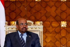 الجنائية الدولية تطالب السودان بتسليم الرئيس السابق ومساعديه