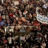  عشرات آلاف الإسرائيليين يتظاهرون للمطالبة بانتخابات وصفقة تبادل فورية