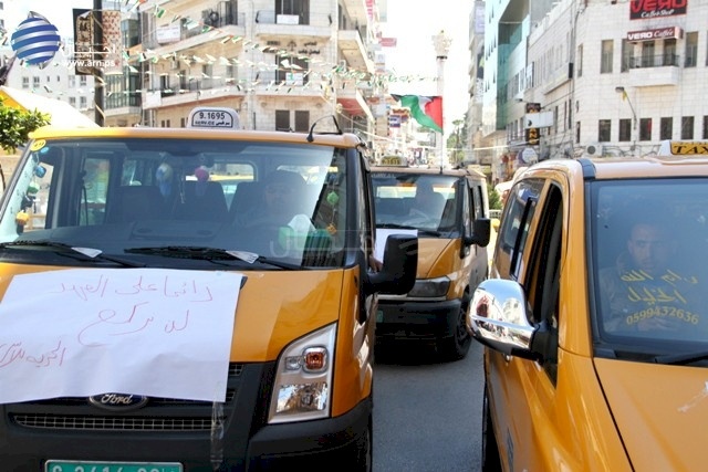 مسيرة مركبات عمومية في رام الله مساندة للأسرى المضربين