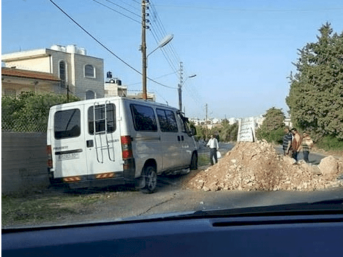 نشطاء يغلقون مداخل رام الله بالسواتر الترابية