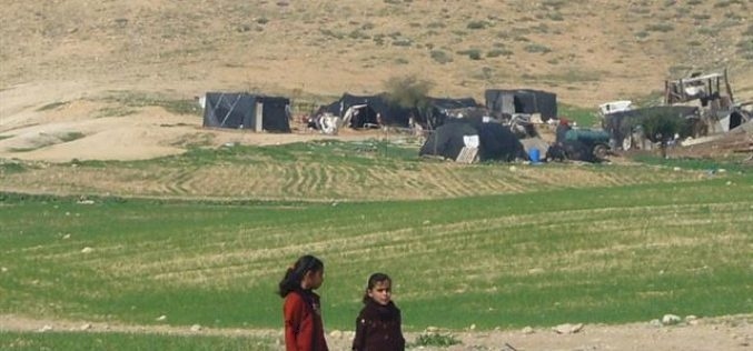 قوات الاحتلال تصور منشآت سكنية في الأغوار