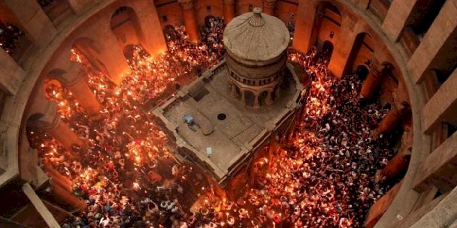 وصول شعلة من نور القبر المقدس إلى بيروت