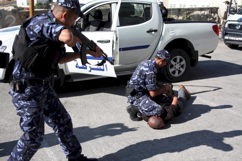 القاء القبض على شخص مشتبه به بجريمة قتل وفار منذ عدة سنوات