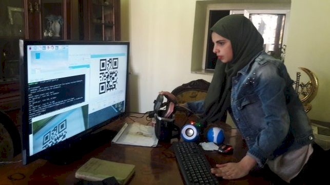 بالفيديو .. نابلس: نادية تبتكر "نظارة ناطقة" تغني الكفيف عن المرافق