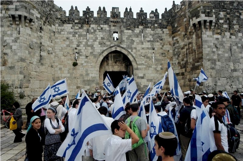 الاحتلال يحشد قواته ويغلق طرقاً في القدس 