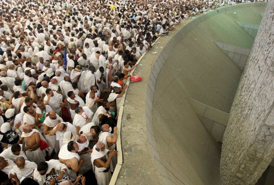 الحجاج يواصلون رمي الجمرات في أيام التشريق