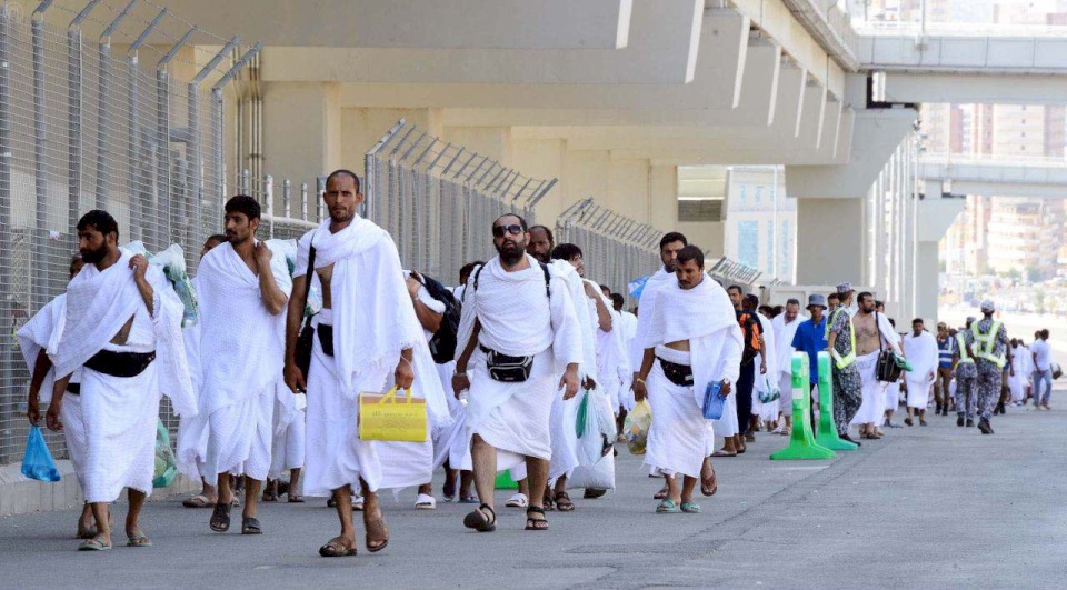  300 من ذوي شهداء وأسرى جهاز المخابرات يغادرون لأداء مناسك العمرة