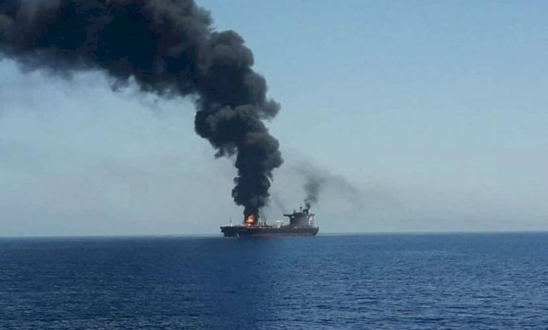 تضرر سفينة تجارية جرّاء استهدافها بثلاثة صواريخ جنوب غربي الحديدة باليمن