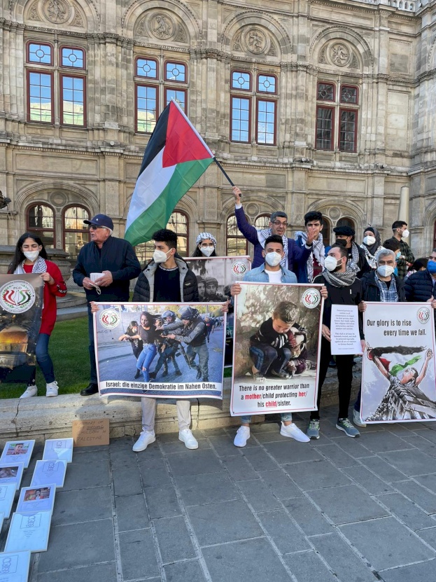 صور| الجالية الفلسطينية في النمسا تنظم وقفة احتجاجية وسط ڤيينا