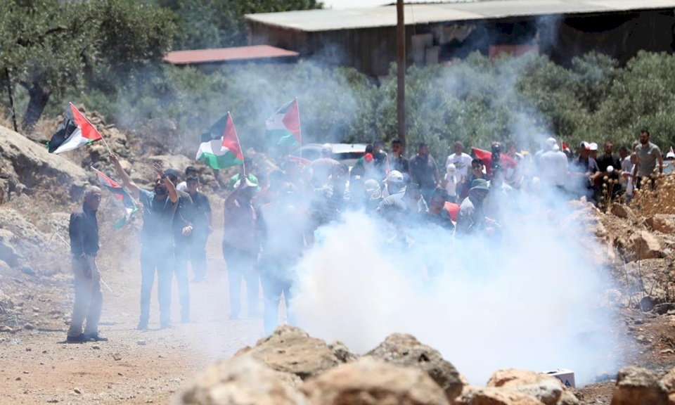 97 إصابة إثر قمع الاحتلال لمسيرة مناهضة للاستيطان في بيت دجن