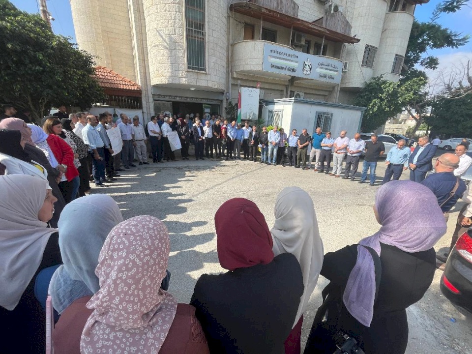 وقفة احتجاجية أمام مقر محافظة قلقيلية احتجاجا على اعتقال محافظ القدس