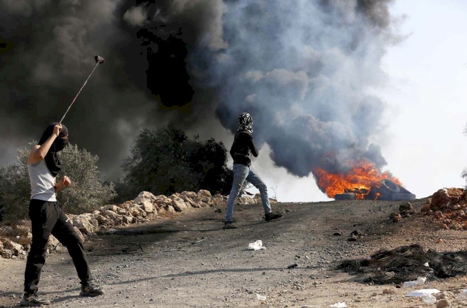 الاحتلال يعتقل طالبا ويصيب عددا آخر بالاختناق في الخليل