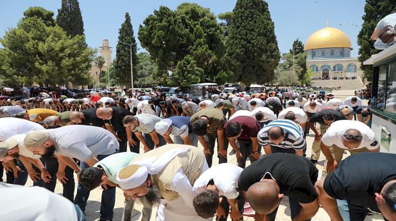 القدس: 60 ألفا يؤدون صلاة الجمعة في رحاب المسجد الأقصى