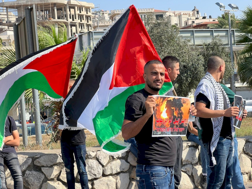 وقفة في أم الفحم تنديداً باعتداءات الاحتلال على الشعب الفلسطيني