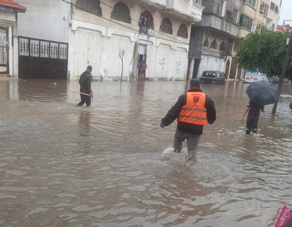 أول منخفض ماطر يغمر شوارع ومنازل قطاع غزة بالسيول (فيديو وصور) 