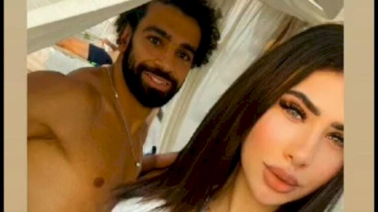 صورة محمد صلاح مع إحدى الفتيات تثير التساؤلات في مصر