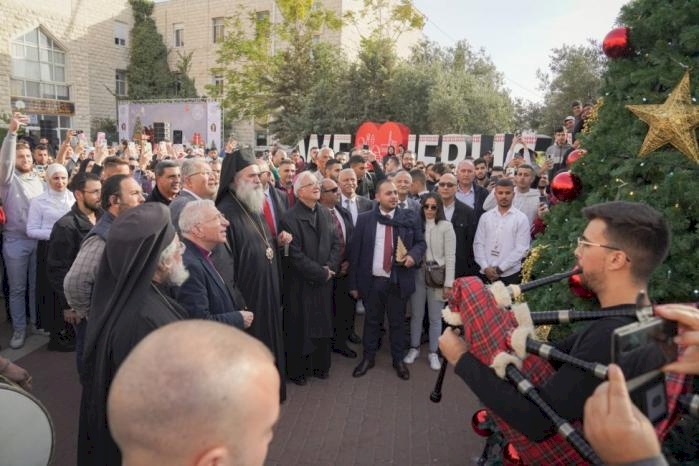 جامعة القدس تحتفل بإضاءة شجرة الميلاد تحت اسم "حفل الشهيدة الإعلامية شيرين أبو عاقلة"