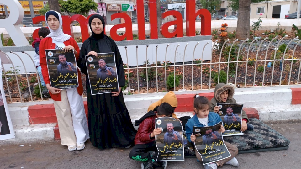 عائلة خضر عدنان تدخل في اعتصام مفتوح وسط رام الله رفضاً لاعتقاله