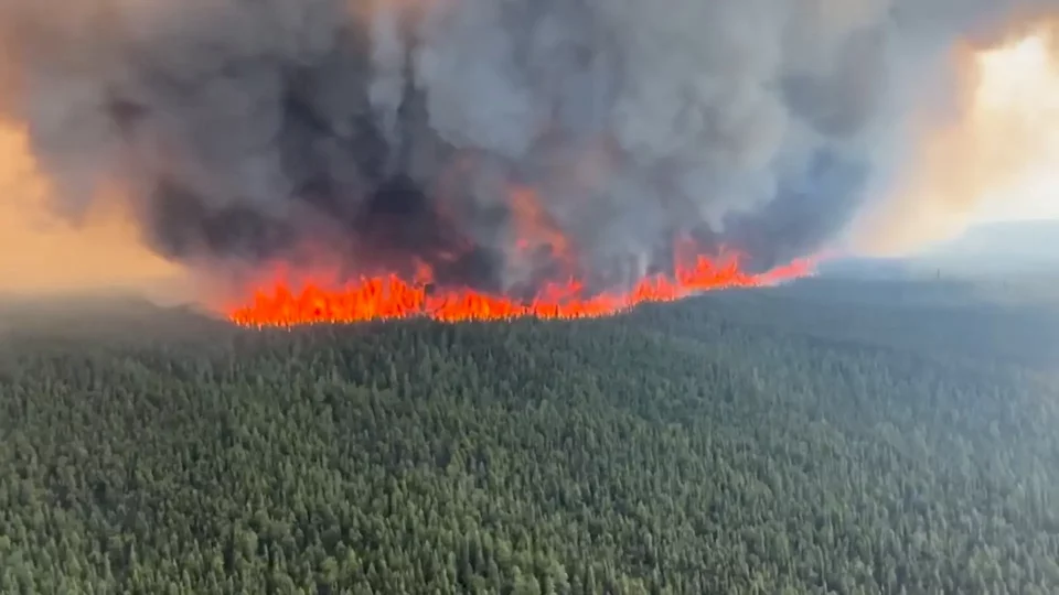 إجلاء نحو 2500 شخص من جزيرة كورفو في اليونان بسبب الحرائق