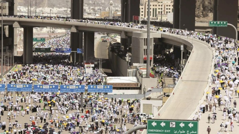 حجاج بيت الله يواصلون رمي الجمرات والمتعجلون يغادرون