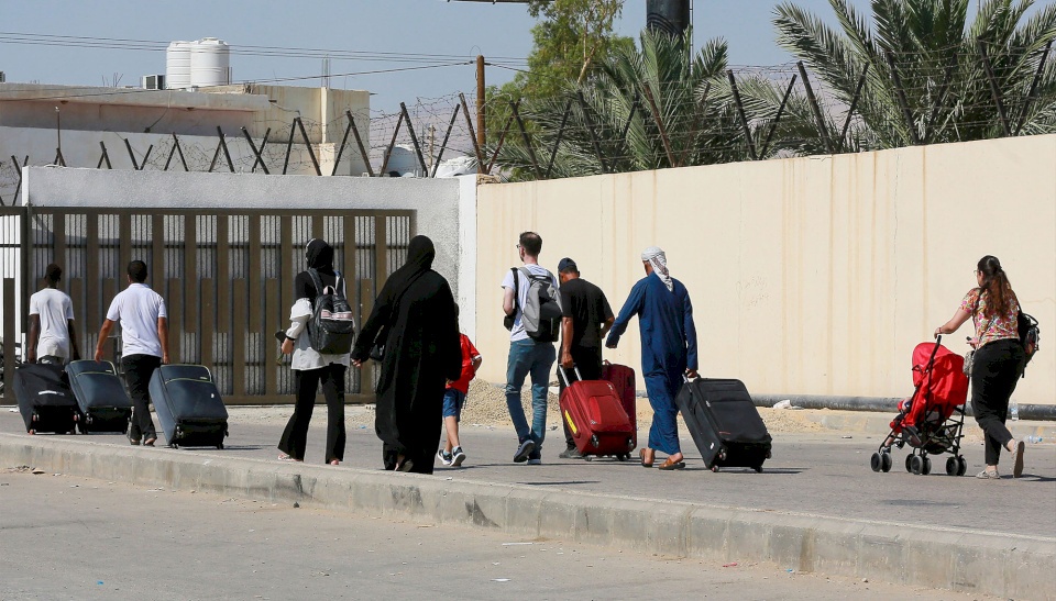 فتح جسر الملك حسين أمام حركة السفر الثلاثاء وإغلاقه أمام الشحن