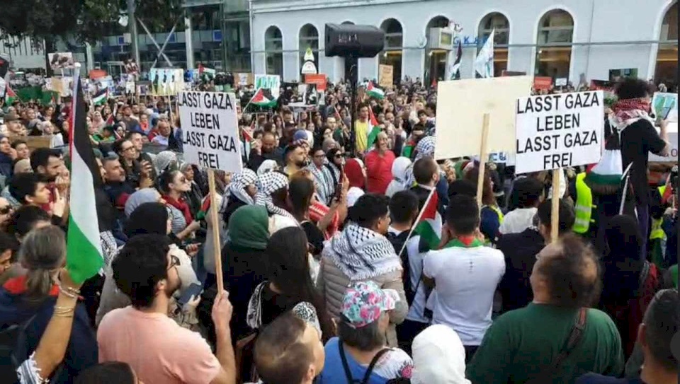 صور وفيديو| تظاهرة حاشدة في ڤيينا تنديدا بعدوان الاحتلال على غزة