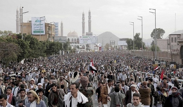 الحوثيون: استهدفنا سفينة نفطية بريطانية في البحر الأحمر بعدد كبير من الصواريخ البحرية