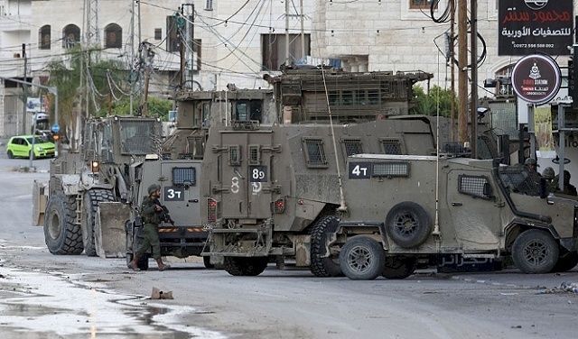 الاحتلال يعتقل أسيراً محرراً بعد محاصرة منزل في نابلس 