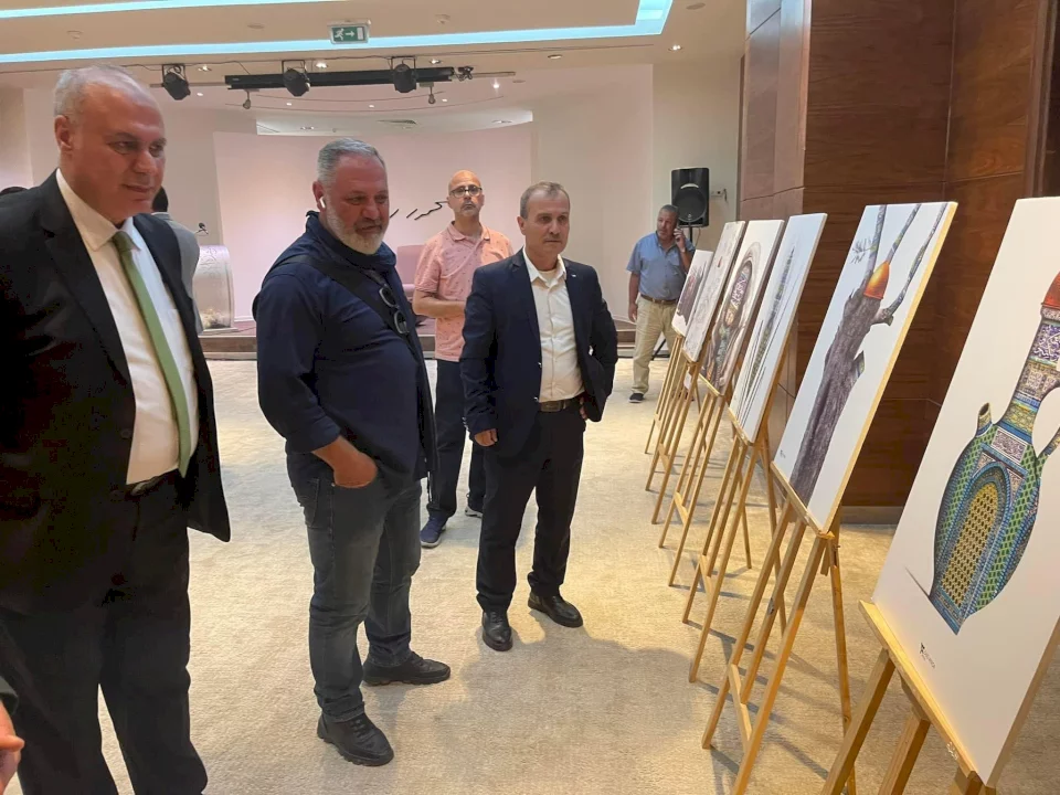    الوزير حمدان يفتتح معرض "هنا القدس، نحن هنا" للفنان التشكيلي زيد العيسة