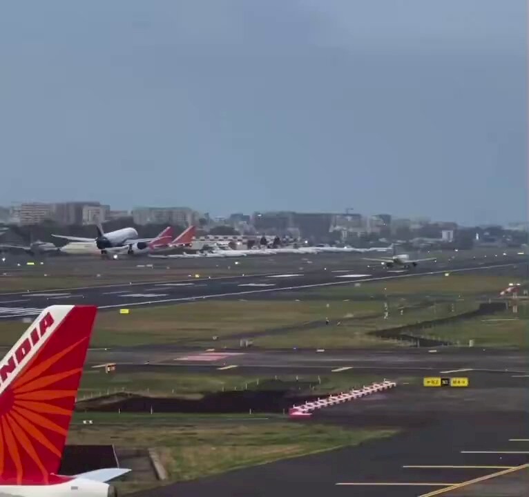 60 ثانية على الكارثة.. مشهد يحبس الأنفاس في مطار مومباي (فيديو)