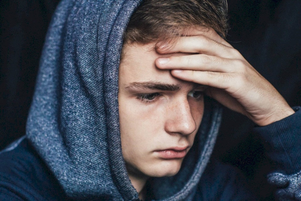 القلق في الطفولة يدفع إلى التعاطي المبكر للمخدرات خلال المراهقة