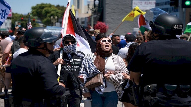 مواجهات عنيفة في لوس أنجلوس بين مؤيدين لفلسطين وإسرائيل (فيديو)