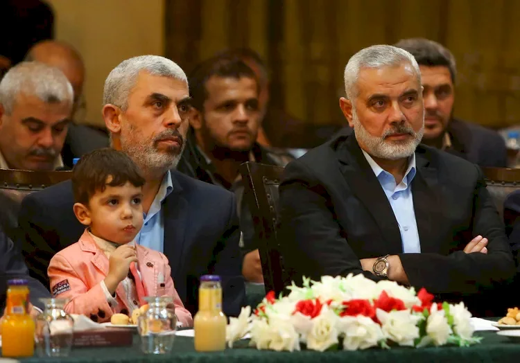 تقرير: السنوار غير منقطع عن قادة حماس وبهذه الطريقة يتواصلون معه