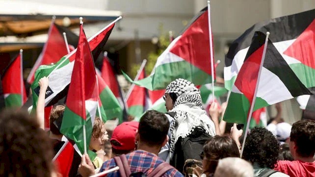 مشروع قانون إسرائيلي بالسجن عام لكل من يلوح بالعلم الفلسطيني