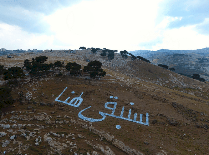 أهالي "جبل البابا" يتحدون الاحتلال بنصب "سنبقى هنا"