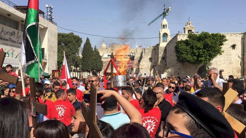فلسطين: المسيحيون يحتفلون بسبت النور  ويرفضون الارهاب ويدعمون الاسرى