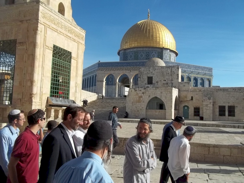 القدس: مستوطنون يرقصون في باحة باب العامود