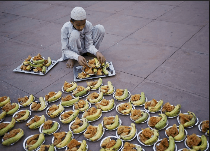 صور| رجل يفطر أول أيام رمضان بطعام أعدته زوجته المتوفاة منذ عام