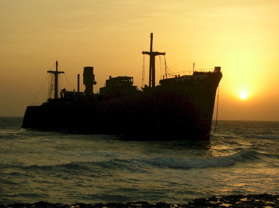 مجهولون يعتلون سفينة تجارية قبالة ميناء مركا الصومالي